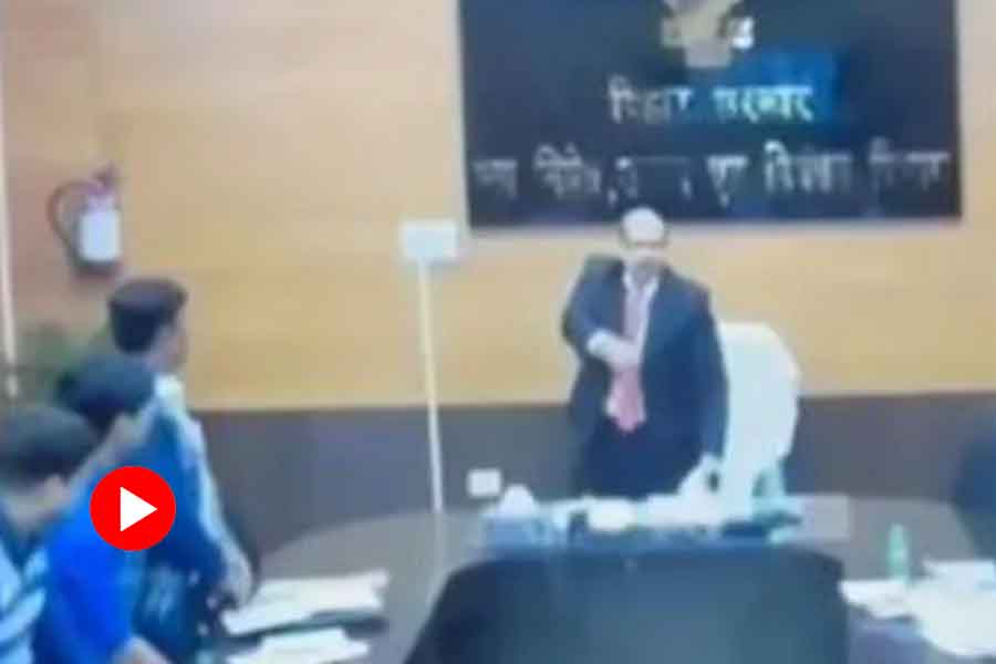 IAS officer abused Deputy collector in Bihar