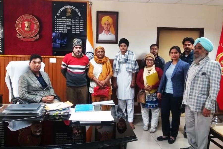 সরকারি দফতরে প্রথম পরিজনেদের সঙ্গে দেখা হল সতনামের।