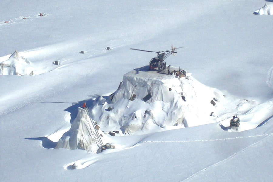 এলওসি বা নিয়ন্ত্রণরেখার সবচেয়ে উত্তরের পয়েন্ট হিসেবে পরিচিত ‘এনজে৯৮৪২’। এই এনজে৯৮৪২ কারাকোরাম পর্বতমালায় অবস্থিত। এর নিকটেই রয়েছে সিয়াচেন হিমবাহ। এই এনজে৯৮৪২ পয়েন্টকে নিয়েই ১৯৮৪-তে ভারত-পাকিস্তানের মধ্যে সিয়াচেনের সংঘর্ষ বাধে। প্রায় ১৯ বছর ধরে এই বিবাদ স্থায়ী হয়েছিল।