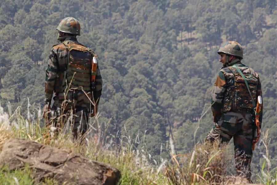 নিয়ন্ত্রণরেখা (এলওসি) যেমন কাশ্মীর থেকে পাক অধিকৃত কাশ্মীরকে আলাদা করে রেখেছে, সেই রকমই দক্ষিণ-পশ্চিমে ভারতের গুজরাত এবং পাকিস্তানের সিন্ধ প্রদেশকে আলাদা করে রেখেছে ‘স্যর ক্রিক’। এই ‘স্যর ক্রিক’ও কম গুরুত্বপূর্ণ নয়।