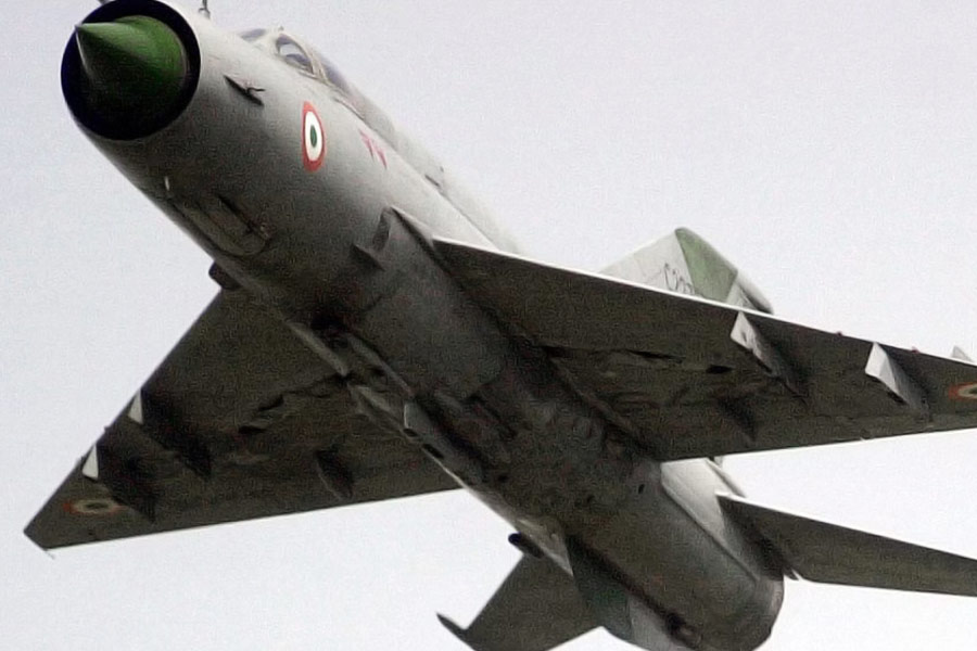 ১৯৯৯ সালের কার্গিল যুদ্ধের পর পাকিস্তানি বায়ুসেনার বিমান আকাশসীমা লঙ্ঘন করে এই এলাকা দিয়ে ভারতের আকাশে ঢুকে পড়ে। ভারতীয় বায়ুসেনার মিগ-২১ বিমান পাকিস্তানি বিমানটিকে কচ্ছের রণের কাছে ধ্বংস করে। এই ঘটনায় ১৬ জন পাক সেনা নিহত হন।