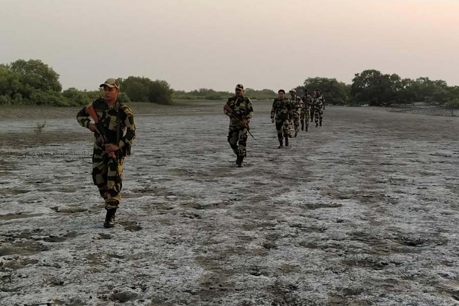 সিন্ধু নদের ব-দ্বীপে তৈরি হয়েছে এই ক্রিক। এই অঞ্চলটি ভারত-পাকিস্তানের মধ্যে অবস্থিত একটি বিতর্কিত ভূখণ্ড। এটি ভারতের কচ্ছের রণের পশ্চিমে অবস্থিত। কচ্ছ এলাকাকে পাকিস্তানের সিন্ধ প্রদেশ থেকে আলাদা করে রেখেছে স্যর ক্রিক। ভারতে একে আগে ‘বান গঙ্গা’ বলে ডাকা হত।