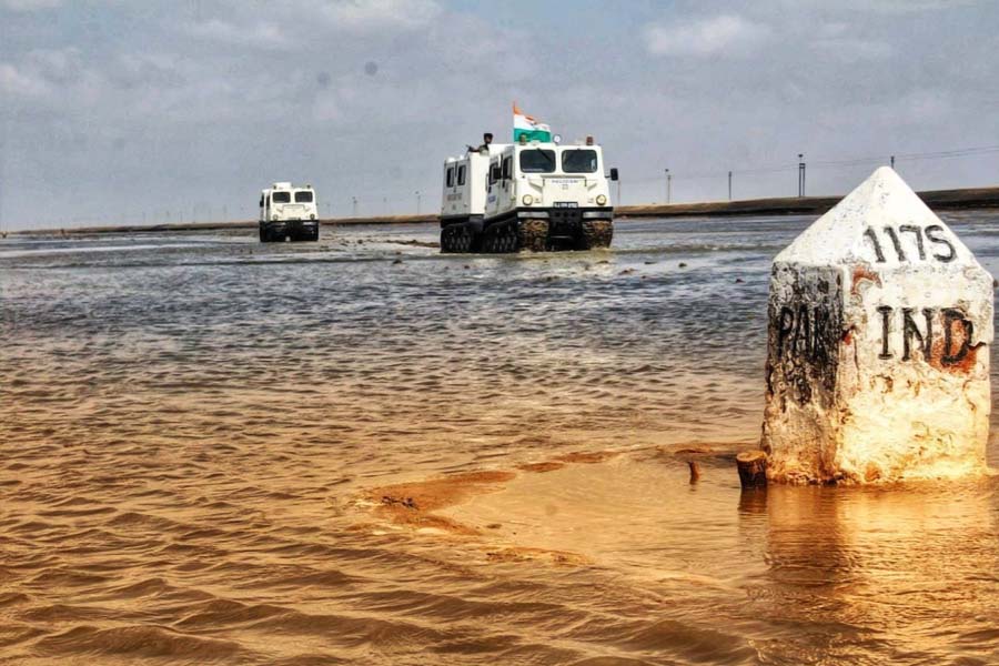 ব্রিটিশ আমলে কোনও এক ইংরেজের নামে এর নাম রাখা হয় স্যর ক্রিক। ভূগোল অনুযায়ী ভারতের দিকে স্যর ক্রিক ছাড়াও আরও পাঁচটি ক্রিক রয়েছে। সেগুলি হল— ভিয়ান ওয়ারি, পির সানাই, পাবেভারি, পাডালা ক্রিক। এইগুলি স্যর ক্রিকের ১৬ কিলোমিটার দক্ষিণ-পূর্বে অবস্থিত। এ ছাড়াও আছে ‘করি ক্রিক’। এটি স্যর ক্রিকের ৩৪ কিমি দক্ষিণ-পূর্বে অবস্থিত।