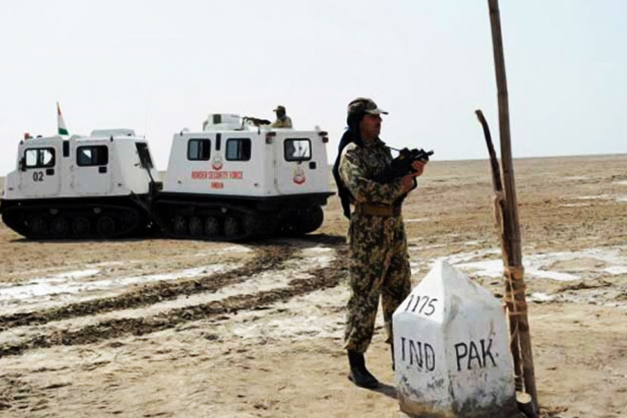 ভারত ও পাকিস্তানের মধ্যে অবস্থিত এই স্যর ক্রিক অঞ্চলের জমি ভেজা হওয়ায় এই জমিতে টহল দেওয়া বেশ কঠিন। এখানে কোনও কাঁটাতারের বেড়াও নেই। এত সমস্যা সত্ত্বেও দুই দেশের দ্বন্দ্ব এই সীমান্ত নিয়ে। ভারত-পাকিস্তানের জলসীমার ব্যাখ্যা নিয়েই বিতর্কের শুরু। স্যর ক্রিকের সীমান্ত এখনও পর্যন্ত অনির্ধারিত।
