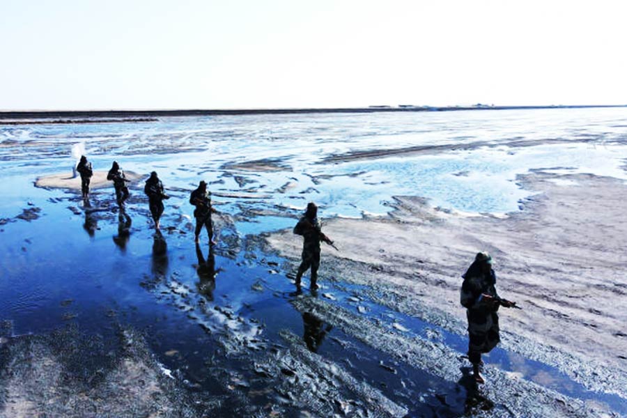 এর পর পাকিস্তান দাবি করে, স্যর ক্রিক সিন্ধ প্রদেশের মধ্যে অবস্থিত। এই দাবির ফলে ট্রাইবুনালের দ্বারা নির্ধারিত সীমা ক্রিকের আরও পশ্চিমে সরে যায়। ১৯১৪ সালে সিন্ধ প্রদেশ এবং রাও মহারাজের মধ্যে হওয়া চুক্তির ভিত্তিতে পাকিস্তান এই দাবি করতে থাকে।