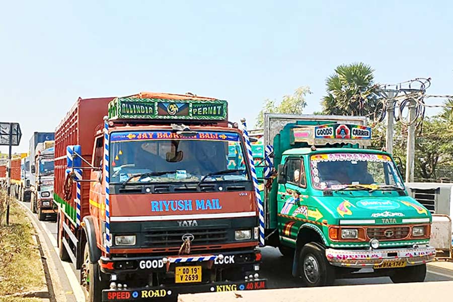 Line of trucks on Bombay road