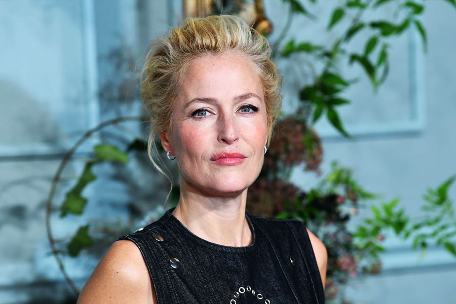 মহিলাদের যৌন কল্পনার ‘গরু’ কতটা পৌঁছেছে বা কতটা গাছে উঠেছে, তা জানাতে ইচ্ছে হলে যোগাযোগ করতে পারেন অভিনেত্রী গিলিয়ান অ্যান্ডারসনের সঙ্গে! জানিয়েছেন ব্রিটিশ-আমেরিকান অভিনেত্রী নিজেই। অভিনেত্রী এ-ও জানিয়েছেন, তাঁর সঙ্গে যৌন কল্পনা নিয়ে কেউ যোগাযোগ করলে চিন্তার কোনও কারণ নেই। নাম থাকবে গোপন।