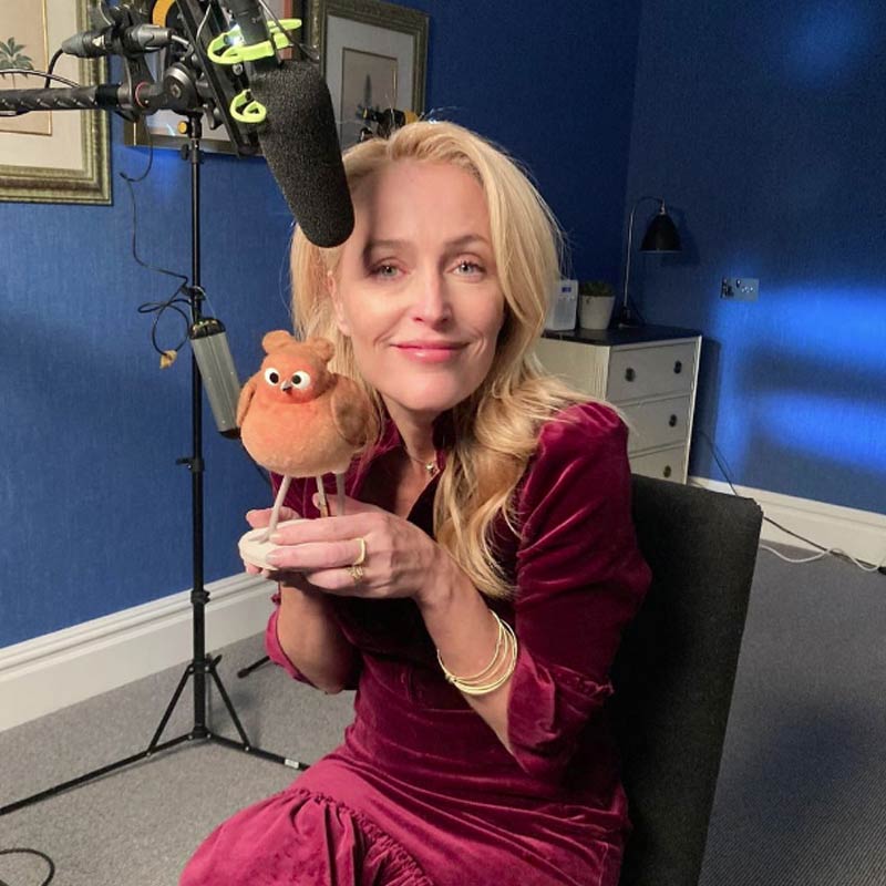 ব্রিটিশ-আমেরিকান অভিনেত্রী মহিলাদের উদ্দেশ্য করে আরও বলেছেন, ‘‘আপনার বয়স ১৮ হোক কিংবা ৮০, আপনি পুরুষ বা মহিলা— যাঁর সঙ্গেই সঙ্গম করুন না কেন, আমি আপনাদের যৌন কল্পনাগুলি জানতে চাই।’’