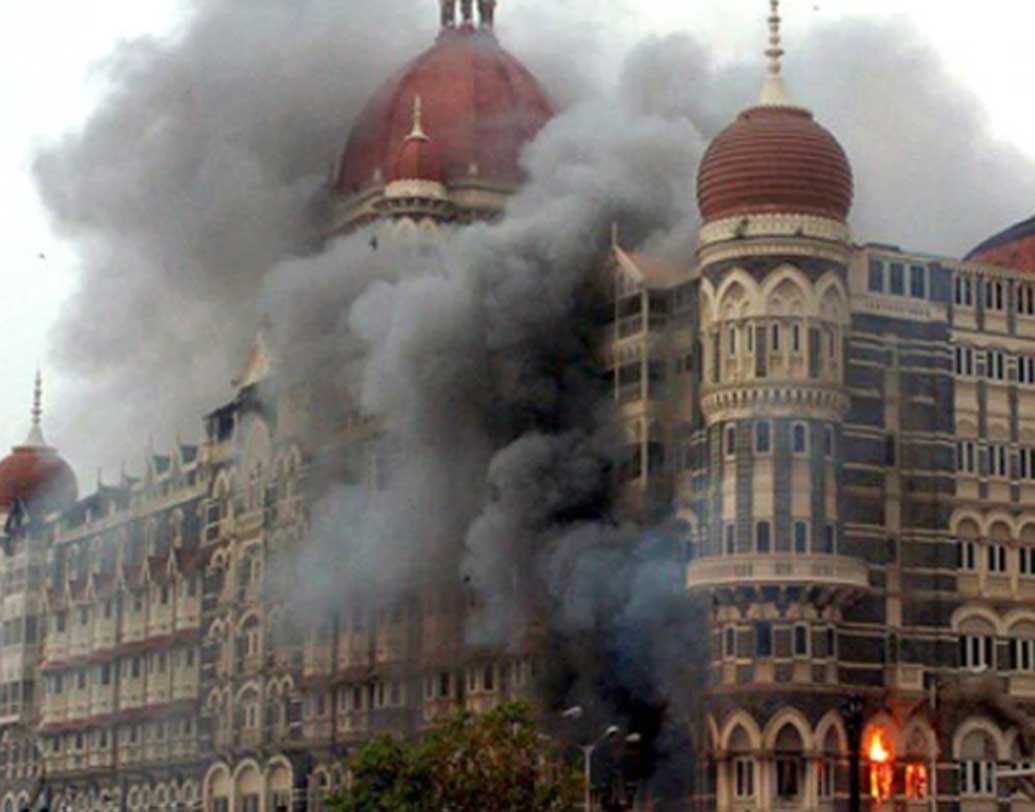 একাধিক বার মৃত্যুর মুখোমুখিও হয়েছেন গৌতম। ২০০৮ সালের ২৬ নভেম্বর মুম্বইয়ের তাজ হোটেলে সন্ত্রাসী হামলার সময় তিনি ওই হোটেলেই ছিলেন। তখন তিনি নৈশভোজে ব্যস্ত। সন্ত্রাসবাদীদের গুলি থেকে প্রাণ বাঁচাতে হোটেলের বেসমেন্টে লুকিয়ে ছিলেন গৌতম। চোখের সামনে খুন হতেও দেখেন একাধিক মানুষকে।