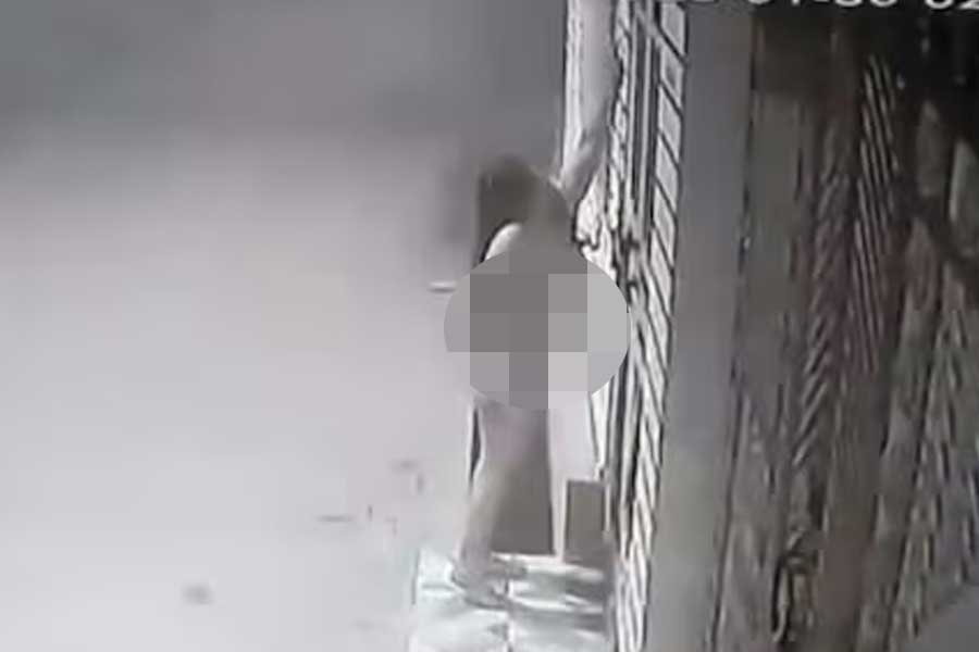 Naked woman in UP streets spotted ringing doorbell.