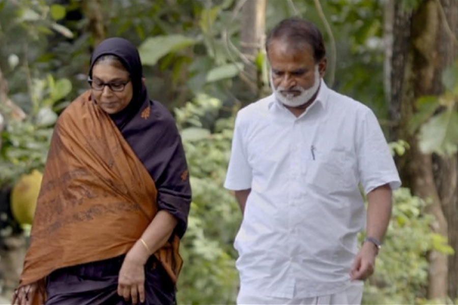 ধর্মপ্রাণ মুসলিম দম্পতি কোলে তুলে নিয়েছিলেন হিন্দু পরিচারিকার তিন সন্তানকে। সন্তানস্নেহে তাদের মানুষ করেছেন। তবে কাজটা সহজ ছিল না। সামাজিক গোঁড়ামি, চোখরাঙানি উপেক্ষা করেছেন ওই দম্পতি। পালিত তিন সন্তানের বাবা-মা হয়েছেন তাঁরা। কিন্তু ধর্মান্তরিত করেননি তাঁদের। মুসলিম বাবা-মায়ের তিন হিন্দু সন্তানকে নিয়ে  তৈরি হয়েছে ‘এন্নু সান্থাম শ্রীধরন’ ছবির গল্প।