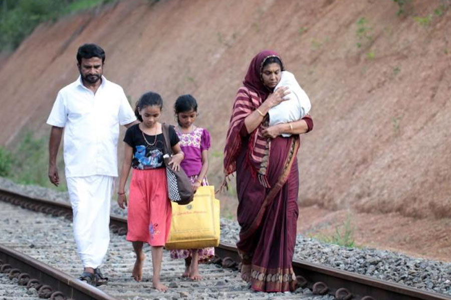 ৫০ বছর আগের কথা। কেরলের মলপ্পুরম জেলার কালিকাভুর বাসিন্দা আব্দুল আজিজ হাজি এবং থেন্নাদন সুবেইদা। ধর্মপ্রাণ এই মুসলিম দম্পতি এবং তাঁদের তিন সন্তানের জীবন নিয়ে তৈরি হয়েছে দক্ষিণী সিনেমা ‘এন্নু সান্থাম শ্রীধরন’। ৯ জানুয়ারি কেরলে মুক্তি পাওয়া এই ছবি দেখে আবেগে ভাসছেন দর্শক। উচ্ছ্বসিত হয়ে টুইট করেছেন কংগ্রেস সাংসদ শশী তারুর। তবে অনেকে বলছেন ছবির চেয়েও ‘নাটকীয়’ এই দম্পতির কাহিনি।