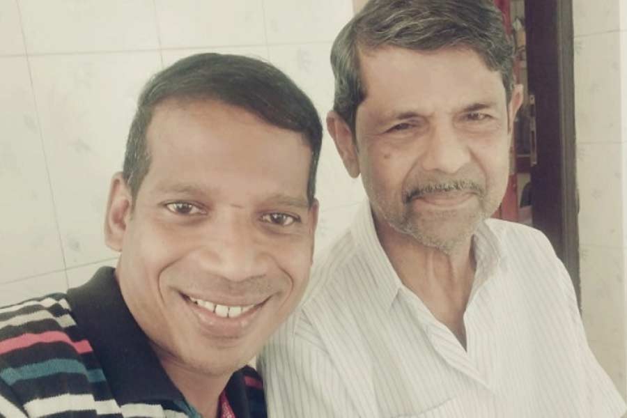 সংবাদমাধ্যম ‘দ্য নিউজ মিনিট’কে দেওয়া এক সাক্ষাৎকারে শ্রীধরন বলেন, ‘‘উম্মা (মা) এবং উপ্পা (বাবা)-র নিজেদের তিন সন্তান আছে। আমরা উম্মার বাড়িতে জায়গা পাওয়ার পর ওঁদের আরও এক সন্তান হল। আমাদের বোন জোশিনা। কিন্তু ওই বাড়িতে আমরা তিন ভাইবোন কখনও নিজেদের অবাঞ্ছিত বলে মনে করিনি। কখনও উম্মা-উপ্পা আমাদের বুঝতেই দেননি, কে তাঁদের নিজেদের সন্তান আর কে সৎ।’’