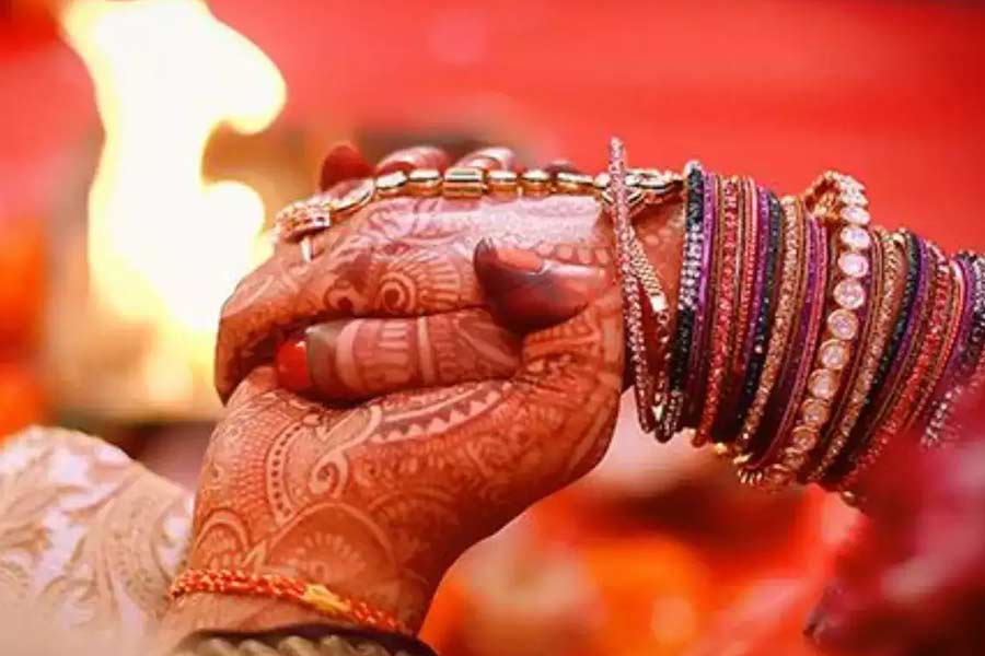 জন্মদাত্রী মা যখন মারা যান, শ্রীধরনের বয়স তখন এক বছর। দুই দিদি ছিল। বাবাও ছিলেন। তবে যে দিন তাঁর নিজের মা মারা গেলেন, সে দিনই উম্মা আর উপ্পা তিন কচিকাঁচাকে ওঁদের বাড়িতে নিয়ে আসেন। নিজের সন্তানদের মতো এই তিন খুদেকেও বড় করেছেন। প্রত্যেককে শিক্ষিত করেছেন। এমনকি, হিন্দু মতে দুই মেয়ের বিয়েও দিয়েছেন মুসলমান বাবা-মা।