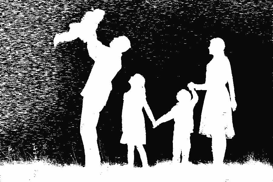 শ্রীধরন বলেন, ‘‘ওঁদের নিজেদের তিন সন্তান। তার সঙ্গে আমরা তিন জন। উম্মা-উপ্পার সংসারে চাপ পড়েছিল। তবে কাউকে তা কখনও বুঝতে দেননি। ওঁরা ধর্মে মুসলমান। ভীষণ ধর্মপ্রাণ দু’জন। তবে আমাদের তিন ভাইবোনকে কোনও দিন ওঁদের ধর্মে দীক্ষিত হওয়ার কথা বলেননি। বরং একই পরিবারে আমরা হিন্দু এবং মুসলমান ভাইবোন বড় হয়েছি।’’