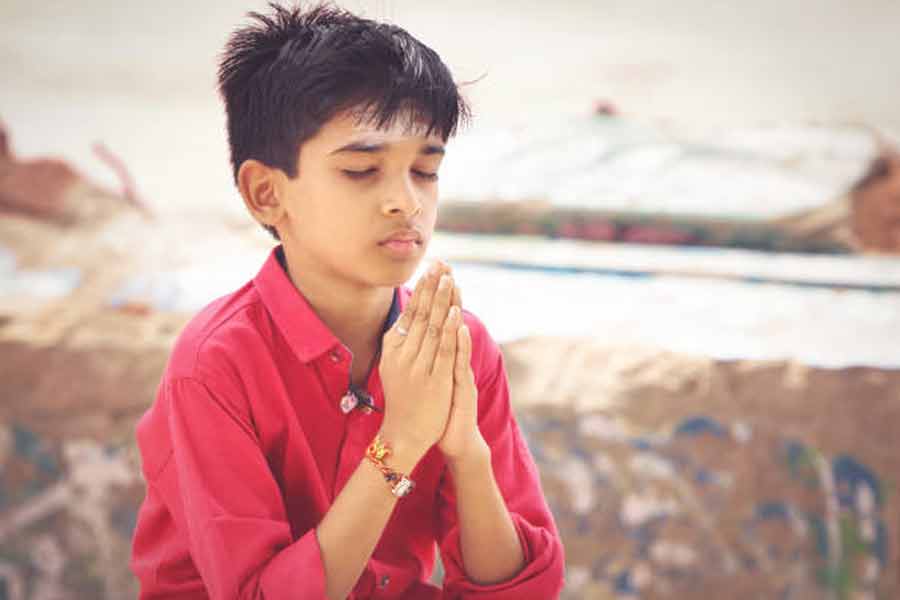 নিজেদের ছোটবেলার কথা বলতে গিয়ে শ্রীধরন বলেন, ‘‘আমি এবং আমার দিদিরা মন্দিরে যেতাম কপালে চন্দন টিকা নিয়ে। আমরা মা-বাবা বরাবর তাতে উৎসাহ দিয়ে এসেছেন। তাঁরা আমাদের শিখিয়েছেন, ধর্ম মানে অন্যকে আঘাত করা নয়। চুরি করা পাপ, অসৎ আচরণ করা উচিত নয়, সবাইকে ভালবাসতে এবং সাহায্য করতেও শিখিয়েছেন তাঁরা। আমরা ভাইবোনেরাও কখনও এমন কোনও কাজ করিনি যাতে ওঁরা দুঃখ পান।’’