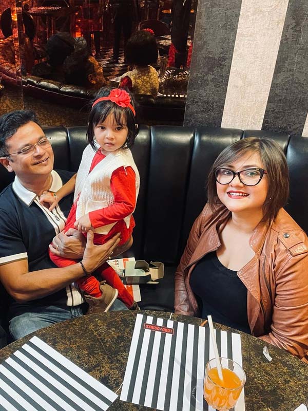 photo of Tollywood Actor Koneenica Banerjee with her family
