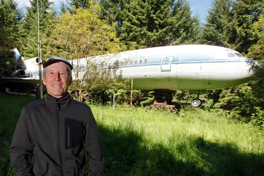 Picture of Bruce Campbell, who has been living inside airplane