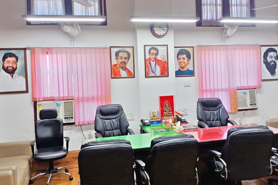 Picture of Eknath Shinde and Anand Dighe at Shiv Sena office in Parliament.