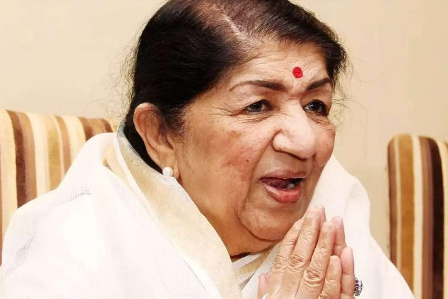 A photograph of Indian singer Lata Mangeshkar.
