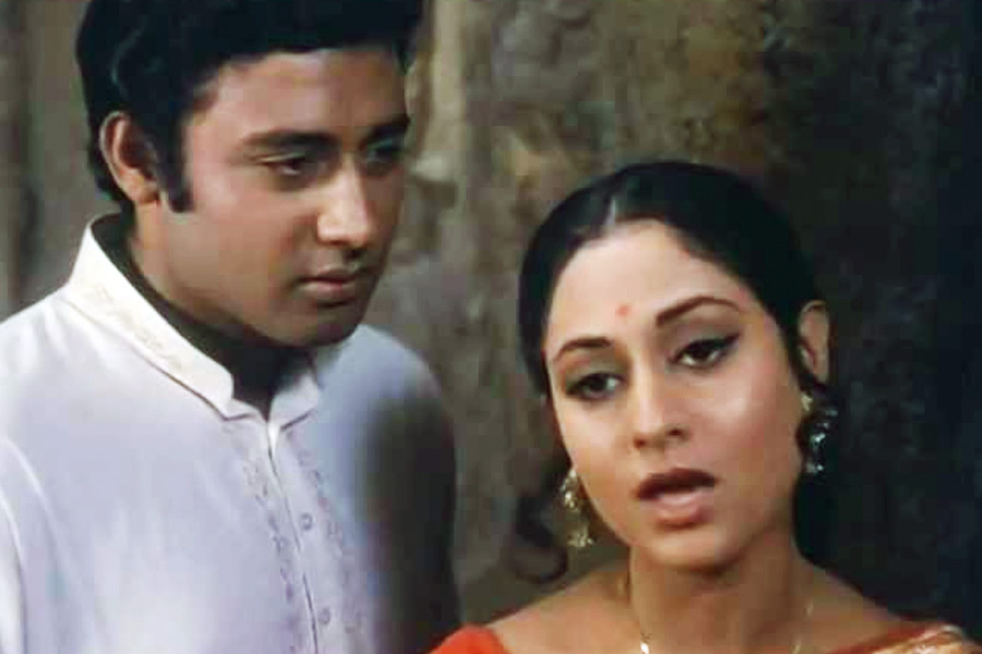 A scene from the popular song Bol re papihara sung by Vani Jairam.