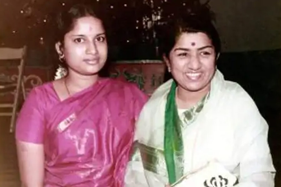 A photograph of Indian singer Vani Jairam and Lata Mangeshkar.