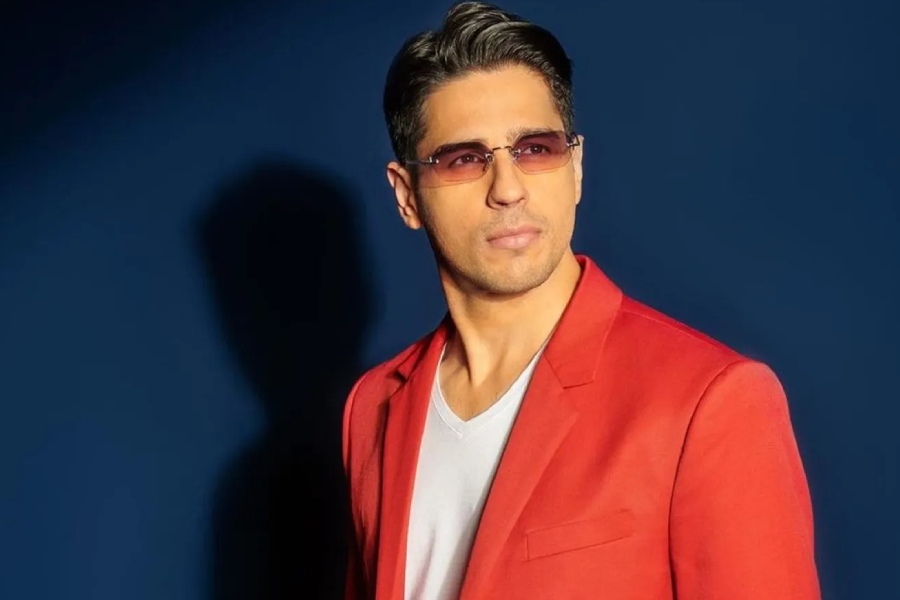 কর্ণ জোহরের হাত ধরে বলিপাড়ায় পা রাখেন সিদ্ধার্থ। ২০১২ সালে ‘স্টুডেন্ট অফ দ্য ইয়ার’ ছবিতে অভিনয়ে হাতেখড়ি সিদ্ধার্থের। তার আগে অবশ্য ‘মাই নেম ইজ় খান’ ছবিতে সহ-পরিচালক হিসাবে কর্ণের সঙ্গে কাজ করেছিলেন তিনি।