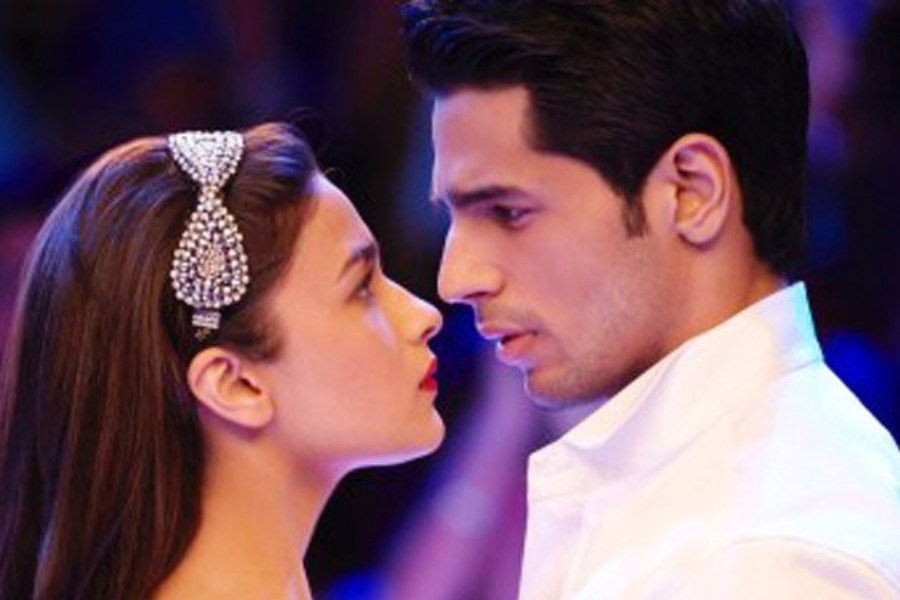 ‘স্টুডেন্ট অফ দ্য ইয়ার’ ছবিতে অভিনয়ের সূত্রে সিদ্ধার্থের আলাপ হয় আলিয়া ভট্টের সঙ্গে। বন্ধুত্ব ধীরে ধীরে গড়িয়ে যায় প্রণয়ের সম্পর্কে। বলিপাড়ায় কানাঘুষো শোনা যায় যে, আলিয়াকে নিয়ে এক সময় সিদ্ধার্থের এতটাই অধিকারবোধ তৈরি হয়ে গিয়েছিল যে, তিনি স্বঘোষিত সমালোচক কামাল রশিদ খান ওরফে কেআরকে-র বিরুদ্ধেও সরব হয়েছিলেন। কেআরকে এক সময় আলিয়াকে বিদ্রুপ করেছিলেন বলেই সিদ্ধার্থ এমন আচরণ করেছিলেন।