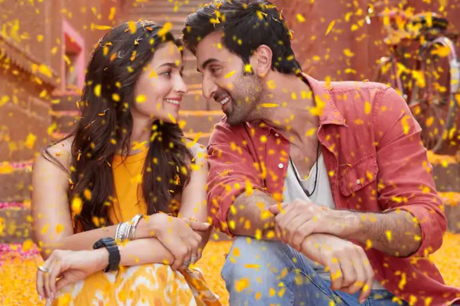 বলিপাড়ার অধিকাংশের দাবি, ২০১৭ সালে আলিয়া ‘ব্রহ্মাস্ত্র’ ছবির প্রথম পর্বের ছবির জন্য সই করেছিলেন। তখন অভিনেত্রীর আলাপ হয় রণবীর কপূরের সঙ্গে। রণবীরের সঙ্গে সম্পর্ক গভীর হতে থাকায় নাকি সিদ্ধার্থের সঙ্গে বিচ্ছেদ হয়ে যায় আলিয়ার।