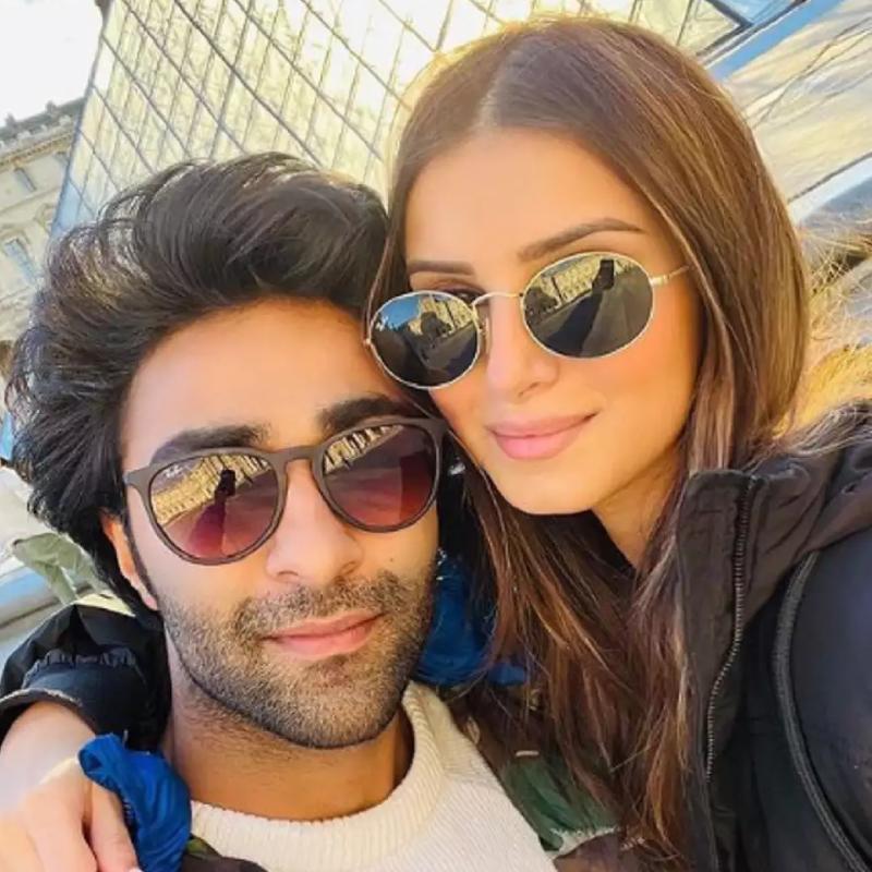 বলিপাড়ায় কানাঘুষো শোনা যায় যে, ‘মরজাঁভা’ ছবির শুটিংয়ের দৌলতেই সিদ্ধার্থ এবং তারা একে অপরকে ডেট করতে শুরু করেন। কিন্তু তাঁদের সম্পর্ক বেশি দূর গড়ায়নি। একাংশের দাবি, ‘হ্যালো চার্লি’ ছবির অভিনেতা আদার জৈনের সঙ্গে সেই সময় সম্পর্কে জড়িয়ে পড়েছিলেন তারা। তাই সিদ্ধার্থের সঙ্গে তাঁদের সম্পর্ক প্রেমের পরিণতি পায়নি।