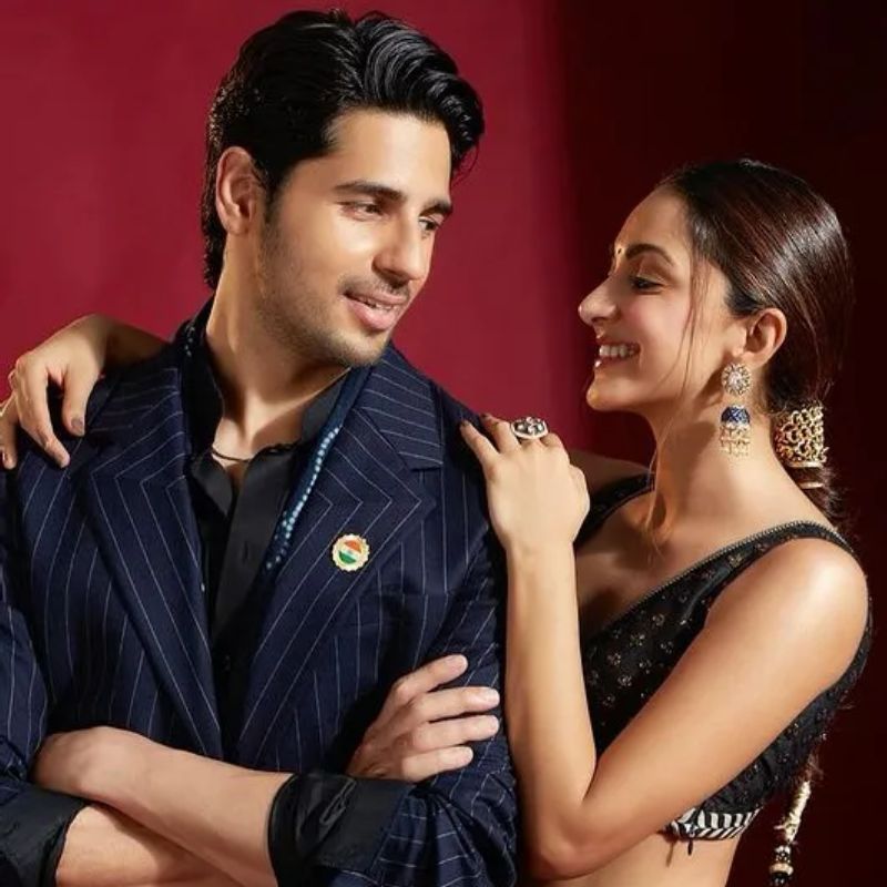 কর্ণ জোহরের রিয়্যালিটি শোয়ে এসে কিয়ারা জানান যে, সিদ্ধার্থের সঙ্গে তাঁর পরিচয় ‘শেরশাহ’ ছবির শুটিংয়ের অনেক আগে থেকেই। তাঁরা দু’জন দু’জনকে অনেক দিন আগে থেকেই চেনেন। কিন্তু সম্পর্ক নিয়ে কোনও কিছুই বলেননি অভিনেত্রী।