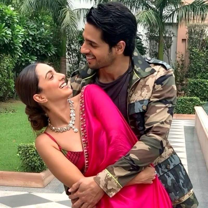 কিয়ারা তাঁর জন্মদিন উপলক্ষে পার্টির আয়োজন করলে তাঁর সঙ্গে সিদ্ধার্থের সম্পর্ক নিয়ে আরও জলঘোলা হতে শুরু করে। পার্টির শেষে অভিনেত্রীকে সিদ্ধার্থের সঙ্গে বেরোতে দেখা যায়। তার পর থেকে পাপারাৎজিদের ক্যামেরার লেন্সে মাঝেমধ্যেই ধরা পড়তেন এই তারকা যুগল।