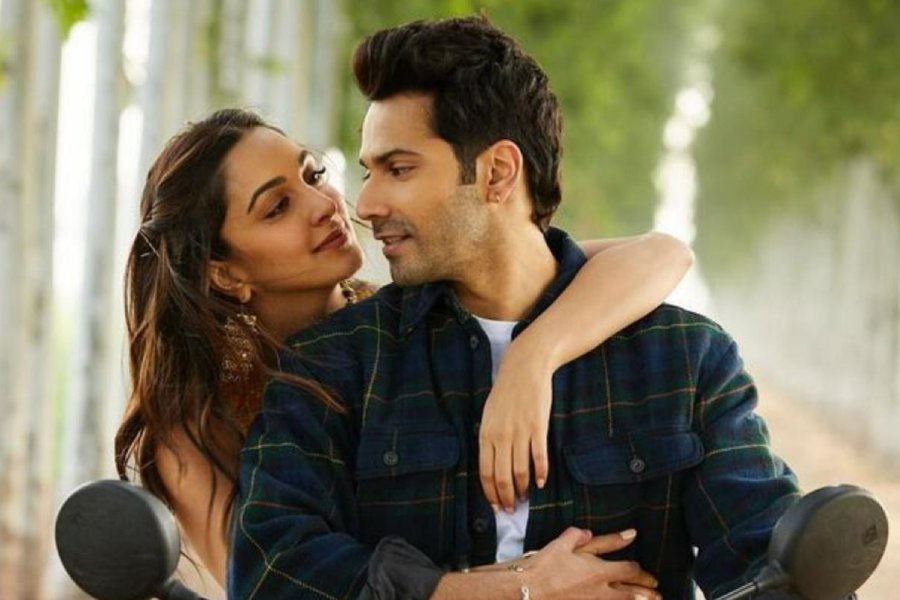 ‘যুগ যুগ জিয়ো’ ছবিতে বরুণ এবং কিয়ারাকে অভিনয় করতে দেখা গিয়েছিল। এই ছবির প্রচারের জন্য ফোটোশুট করছিলেন দুই তারকা। কিন্তু ফোটোশুটের সময় বরুণ আচমকা অভিনেত্রীর সঙ্গে ঘনিষ্ঠ হয়ে পড়েন। 