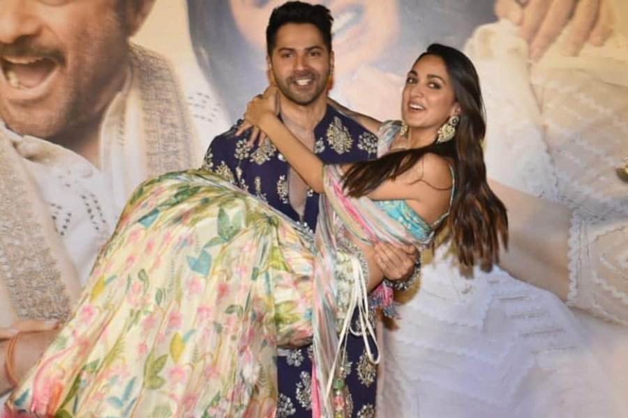 ফোটোশুটের সময় কিয়ারাকে কোলে তুলে নেবেন বরুণ। এমনটাই কথা ছিল। কিন্তু সকলকে অবাক করে দিয়ে ফোটোশুটের চলাকালীন কিয়ারার গালে হঠাৎ চুমু খান বরুণ। ফোটোশুটের জন্য এই দৃশ্যটি আগে থেকে নির্ধারিত করা ছিল না। হঠাৎ চুমু খাওয়ার ফলে চমকে ওঠেন কিয়ারাও। সম্পূর্ণ ঘটনাটি ক্যামেরার লেন্সে ধরা পড়ে।