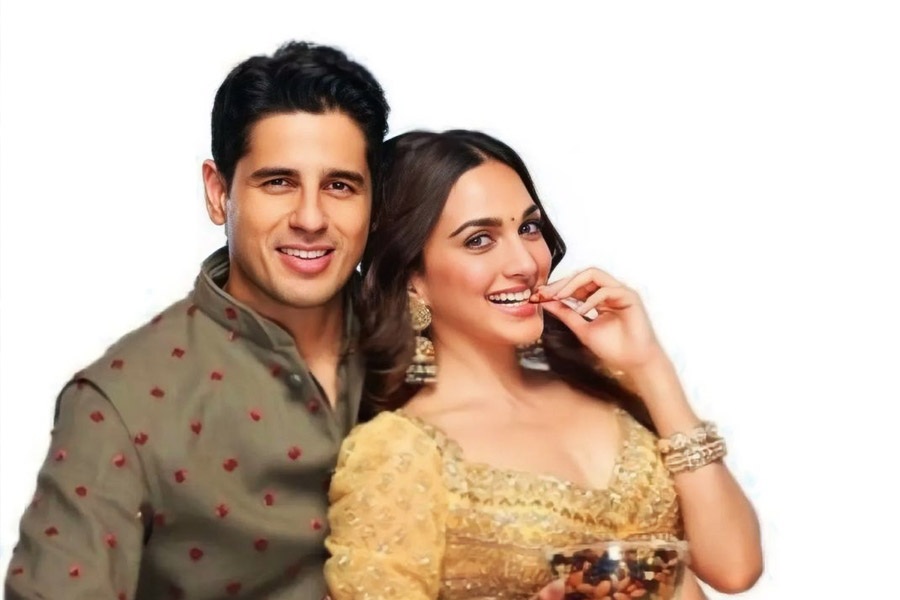 সব গুজবকে হাওয়ায় উড়িয়ে অবশেষে বিবাহবন্ধনে আবদ্ধ হতে চলেছেন সিদ্ধার্থ এবং কিয়ারা। এ বার শুধু চার হাত এক হওয়ার অপেক্ষা ‘শেরশাহ’-এর এই তারকা জুটির।