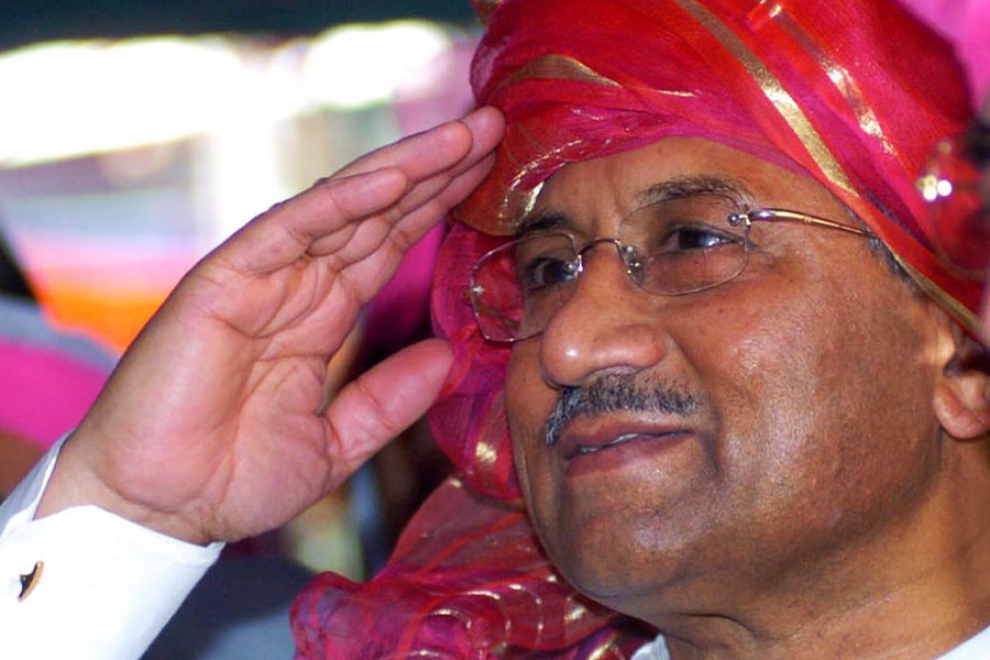 শরিফকে ছুড়ে ফেলে নিজেই দেশের তখতে বসে পড়েন মুশারফ। ইতিহাসের পাতায় যা পরিচিত ‘ব্লাডলেস ক্যু’ নামে।