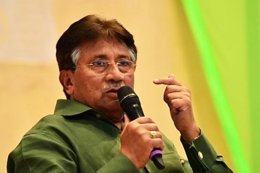 মুশারফ লিখেছেন তাঁর প্রথম প্রেম হয়তো ভাল লাগার চেয়ে বেশি কিছু ছিল না। তবে চিঠি দেওয়া-নেওয়া চলতই। নানি আম্মার অজান্তে তাঁকেই ‘প্রেমের ডাকপিয়ন’ করেছিলেন ছোট্ট মুশা। দাদিকে বলতেন, ‘‘যাও প্রতিবেশীর সঙ্গে দেখা করে এসো।’’ আর তাঁর অলক্ষ্যে বোরখার পকেটে ভরে দিতেন প্রেমপত্র।