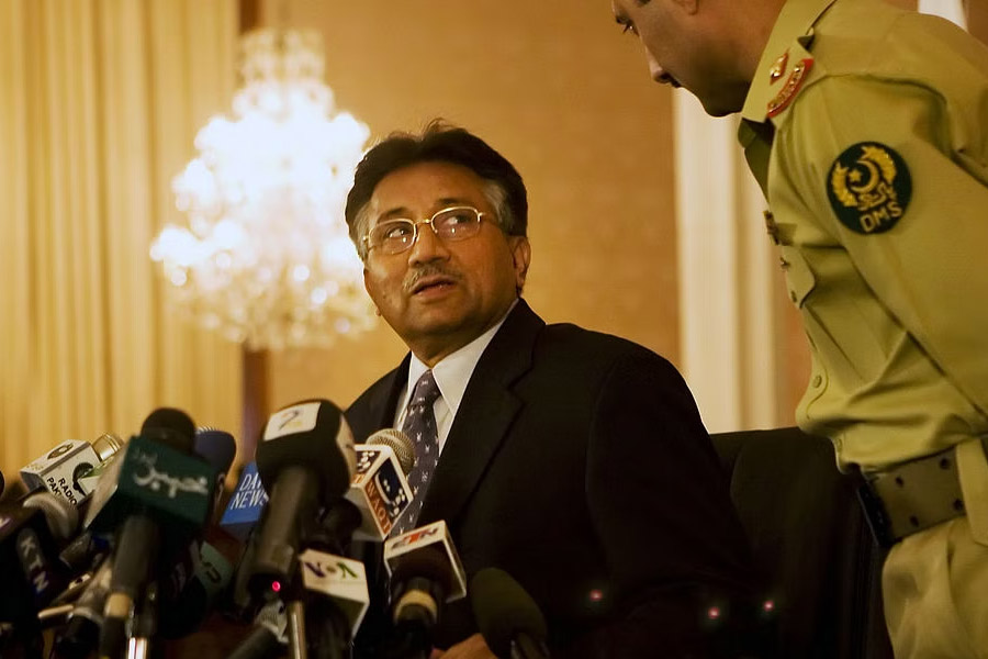 ব্যক্তিগত জীবনের নানা ওঠাপড়া নিয়েও খুল্লমখুল্লা হয়েছেন মুশারফ। আত্মজীবনী ‘ইন দি লাইন অফ ফায়ার’-এ মুশারফ জানিয়েছিলেন, তাঁর জীবনের তিনটি প্রেমের কথা।