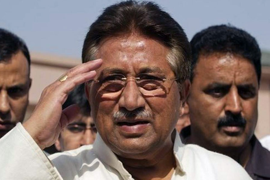 ঘটনাবহুল জীবন তাঁর। সেই বিতর্কিত এবং আলোচিত চরিত্র পাকিস্তানের প্রাক্তন প্রেসিডেন্ট জেনারেল পারভেজ মুশারফের মৃত্যু হল ৭৯ বছরে। ব্যক্তিগত জীবনে কেমন ছিলেন পাকিস্তানের প্রাক্তন প্রেসিডেন্ট এবং সেনাপ্রধান? কেমন ছিল তাঁর প্রেমজীবন? সে কথা নিজেই আত্মজীবনীমূলক বইতে লিখে গিয়েছেন মুশারফ। সেখানেই বলেছেন এক বাঙালি কন্যার সঙ্গে তাঁর প্রেমের কাহিনি। ভাষার বাধা ছিল, কিন্তু তা নাকি মনের বাধা হয়নি। কোথায় থাকেন তিনি? বাংলাদেশের নাটোরে নয় তো! নাম কি বনলতা সেন! কখনও জানাননি প্রেমিক মুশা।