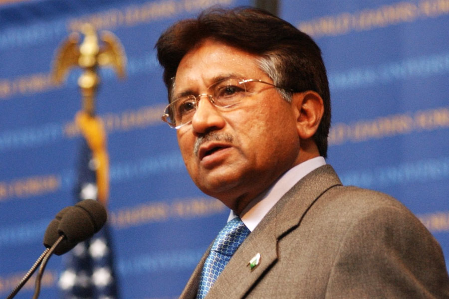 ২০০১ থেকে ২০০৮ পর্যন্ত পাকিস্তানের শাসক ছিলেন মুশারফ। ২০০৬ সালে তাঁর আত্মজীবনীমূলক বই ‘ইন দ্য লাইন অব ফায়ার: আ মেমোয়ার’ প্রকাশিত হয়। সেখানে জীবনের নানা কথা তুলে ধরার সঙ্গে সঙ্গে নিজের প্রেমিক সত্তাও পাঠকদের সামনে তুলে ধরেন। মুশারফ জানান, তাঁর দ্বিতীয় প্রেমিকা ছিলেন এক বাঙালি মেয়ে। যদিও ব্যর্থ হয় সেই প্রেম। এবং সেই মহিলা এখন এক বাংলাদেশির ঘরনি। থাকেনও বাংলাদেশেই।