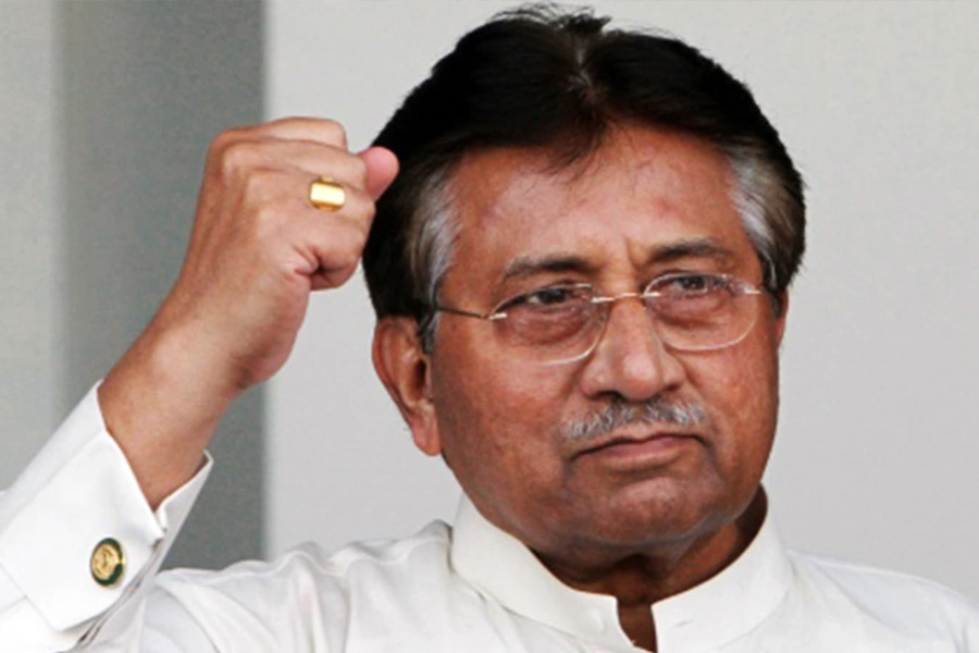 স্ত্রী শেহবার সঙ্গে অবশ্য তাঁর সম্বন্ধ করেই বিয়ে হয়েছিল। খুব সাধারণ পোশাকে শেহবার বাড়ি যাওয়ার স্মৃতিচারণা করেছিলেন মুশারফ। জানিয়েছিলেন, শেহবাকে এক ঝলক দেখেই তাঁর প্রেমে পড়ে গিয়েছিলেন।