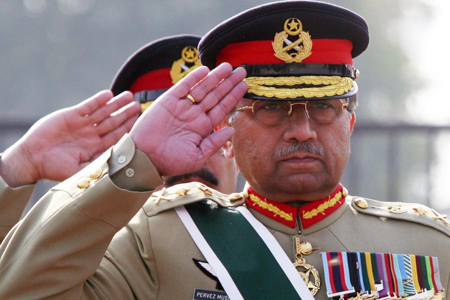 প্রেমিকাকে আগেই বলা থাকত, কোথায় থাকবে প্রেমপত্র। এ ভাবেই বেশ কিছু দিন চলছিল সেই প্রেম। কিন্তু প্রথম প্রেমিকার পরিবার অন্যত্র বাড়ি নিয়ে চলে যাওয়ার পর মুশারফের জীবনে প্রবেশ দ্বিতীয় প্রেমের। 