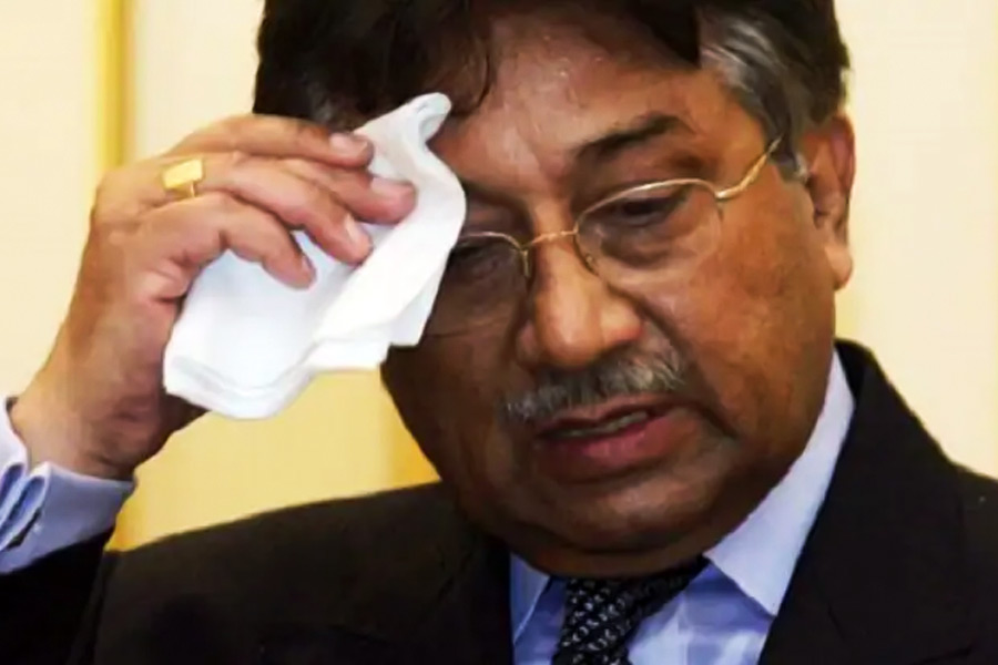 গণতন্ত্রের রাস্তা বন্ধ করে দেশে ‘একনায়কতন্ত্র’ কায়েম করার অভিযোগ উঠলেও মুশারফের আমলে পাকিস্তানের অর্থনীতি এবং সমাজে উদারীকরণের হাওয়া বয়েছিল। পাকিস্তানের একাধিক বেসরকারি টেলিভিশন সংস্থাকে লাইসেন্স দিয়েছিলেন তিনি। নাটক, গানবাজনার প্রসারেও উদ্যোগী হয়েছিলেন তিনি।