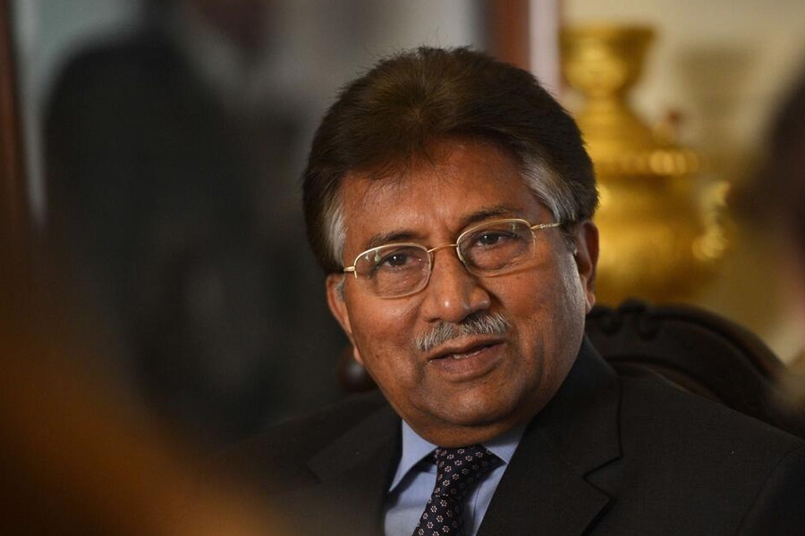 প্রাক্তন পাক প্রেসিডেন্ট জানান, বাঙালি কন্যার সঙ্গে প্রেমের আগে অন্য একটি সম্পর্কে ছিলেন। কিন্তু সে নেহাতই কিশোর বয়সের ভাললাগা। ভালবাসা কি না বুঝতে না বুঝতেই ‘প্রথম প্রেমিকা’ মুশারফের জীবন থেকে হারিয়ে যান। 