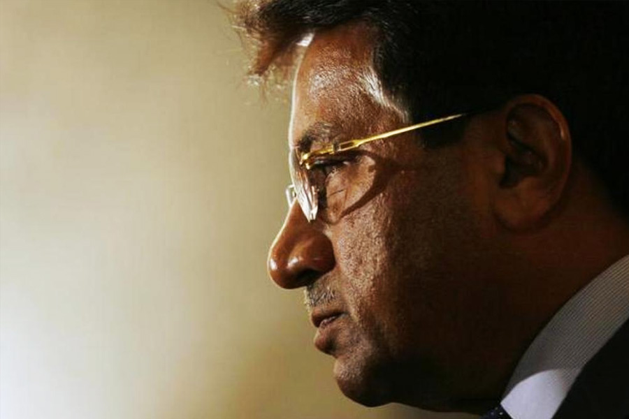 ২০০৮ সালে বিরোধী দলগুলি একজোট হয়ে মুশারফের অপসারণ দাবি করে। চাপের মুখে ২০০৮ সালের ১৮ অগস্ট দেশের প্রেসিডেন্ট পদ থেকে ইস্তফা দেন তিনি। পরে লন্ডন এবং দুবাইতে স্বেচ্ছা নির্বাসনে চলে যান তিনি।