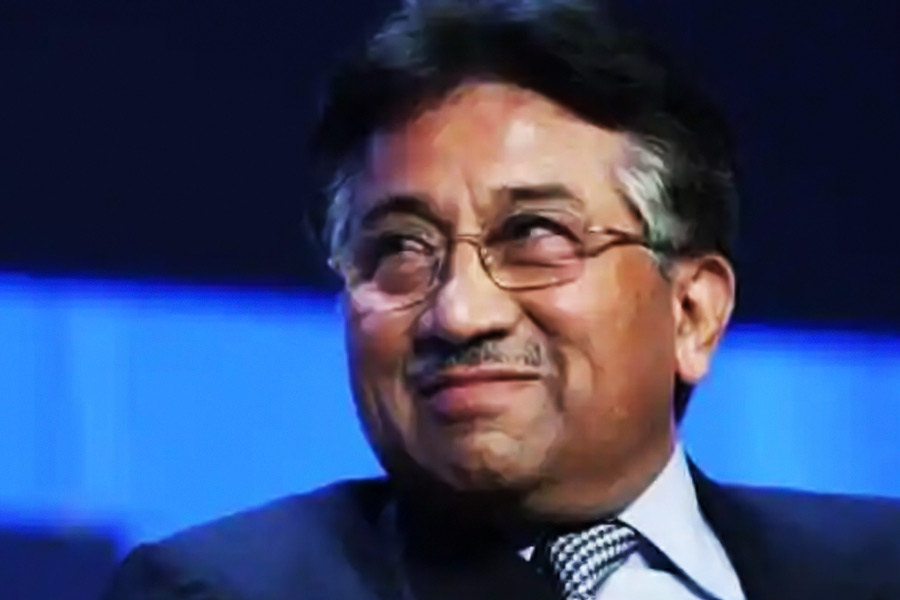 দ্বিতীয় প্রেম অর্থাৎ, বাঙালি তরুণীর সঙ্গে তাঁর প্রেমকে প্রথমের চেয়ে অনেক বেশি গভীর বলে উল্লেখ করেছেন মুশারফ। কিশোর প্রেমের আখ্যানে মুশারফ লিখেছেন, কী ভাবে লুকিয়ে লুকিয়ে প্রেমিকাকে চিঠি পাঠাতেন। কী ভাবে তাঁর সঙ্গে দেখা করার জন্য অধীর আগ্রহে থাকতেন।