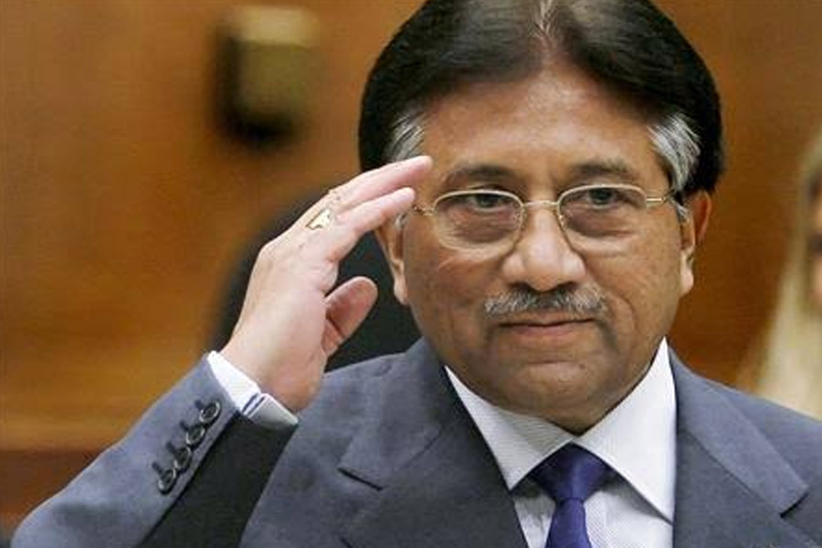 মুশারফ জানিয়েছেন, ওই বাঙালি প্রেমিকা তাঁর প্রতিবেশিনী ছিলেন। করাচির গার্ডেন রোডে ছিল তাঁদের পাশাপাশি বাড়ি। যাতায়াতের পথেই পরিচয় এবং মন দেওয়া-নেওয়া।