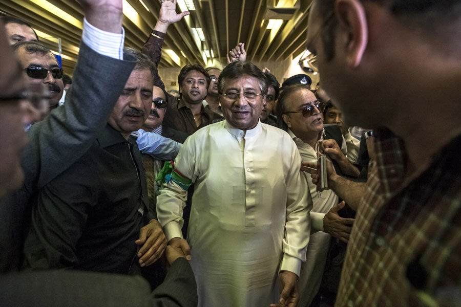 দ্বিতীয় প্রেমিকাকে নিয়ে মুশারফ লেখেন, ‘‘ও ছিল সুন্দরী এবং বাঙালি। পূর্ব পাকিস্তানে ওদের বাড়ি। আগের প্রেমের মতো এই প্রেম আমার কাছে অতটা তুচ্ছ ছিল না।’’ তিনি যে এই প্রেম নিয়ে ‘সিরিয়াস’ ছিলেন, তা পরোক্ষে বোঝাতে গিয়ে এই ‘অতটা তুচ্ছ’ শব্দ ব্যবহার করেছেন পাকিস্তানের প্রাক্তন পাক কূটনীতিক।