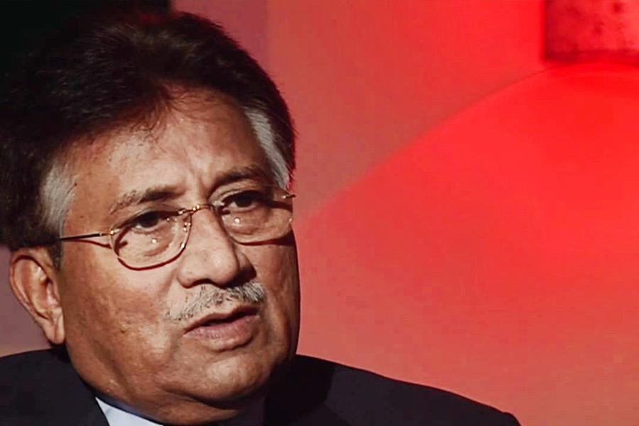 সেনাবাহিনীতে যোগ দেওয়ার পরও মুশারফের মন পড়ে থাকত পাড়ায়। আরও স্পষ্ট করে বললে বাঙালি প্রেমিকার জন্য। তিনি জানান, প্রথম ভাগে করাচিতে ৩৬তম ‘লাইট অ্যান্টি-এয়ারক্র্যাফ্ট রেজিমেন্ট’-এ প্রশিক্ষণ নিতে গিয়েছিলেন যাতে প্রেমিকার কাছ থেকে খুব দূরে কোথাও না যেতে হয়। 