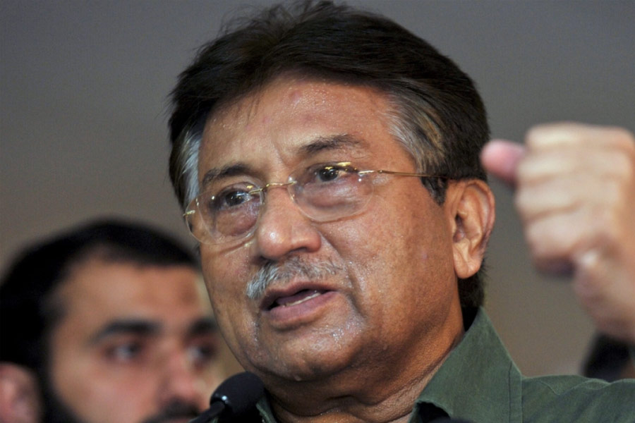 বইতে মুশারফ লেখেন, ‘‘কেন সেনা প্রশিক্ষণের জন্য করাচিকে বেছে নিয়েছিলাম আমি? না, তার কারণ আমার পরিবার নয়। এটা ছিল ওই বাঙালি কন্যার জন্য। ও ওখানে থাকত তাই...’’